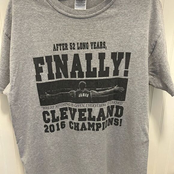 Cleveland Cavs/LeBron James T-shirt - Picture 2 of 4